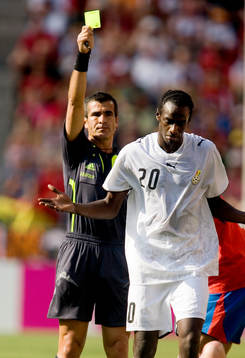  Horacio Elizondo, domare från Argentina, gult kort, varning, till Otto Addo, Ghana.