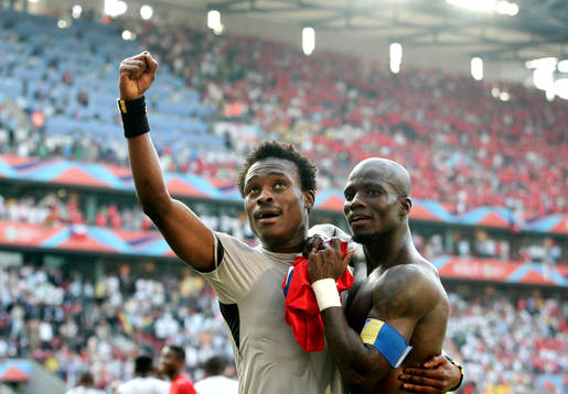  Derek Boateng och Stephen Appiah, Ghana, jubel efter segern över Tjeckien.