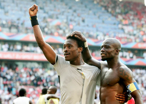  Derek Boateng och Stephen Appiah, Ghana, jubel efter segern över Tjeckien.