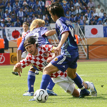  Niko Kovac, Kroatien faller mellan Junichi Inamoto, Shunsuke Nakamura, Japan.