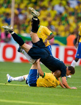 Roberto Carlos, Brasilien och Brett Emerton, Australien