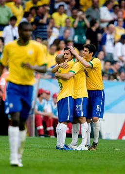 Roberto Carlos, Fred och Kaka, Brasilien, jubel efter 2-0 målet,
