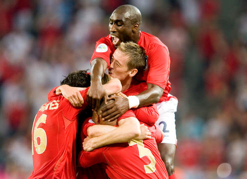 Peter Crouch och Sol Campbell, jubel i England