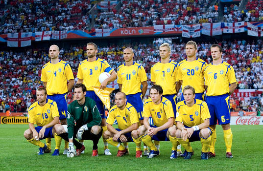  Bak fr.v. Teddy Lucic, Olof Mellberg, Henrik Larsson, Niclas Alexandersson, Marcus Allbäck, Tobias Linderoth