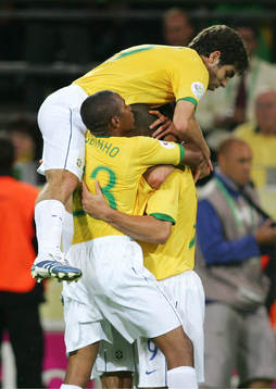  Juninho, Robinho, och Ronaldo, Brasilien. Jubel efter 1-1.