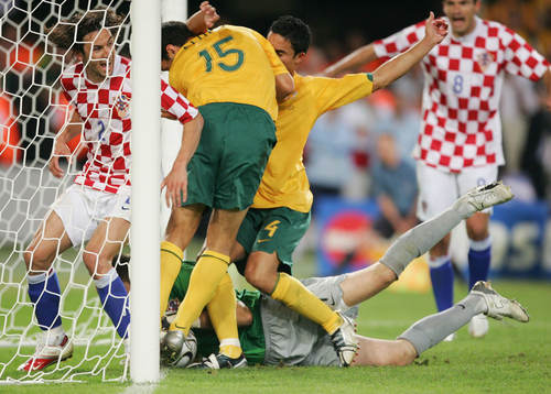  Stipe Pletikosa, målvakt, Kroatien räddar på linjen. John Aloisi och Tim Cahill, Australien.