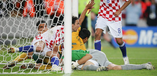  Stipe Pletikosa, målvakt, Kroatien räddar på linjen från Tim Cahill, Australien.