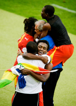  Derek Boateng, Ghana, och resten av laget jublar efter att de blivit klara för åttondelsfinal.