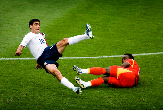 Michael Essien, Ghana och Claudio Reyna, USA