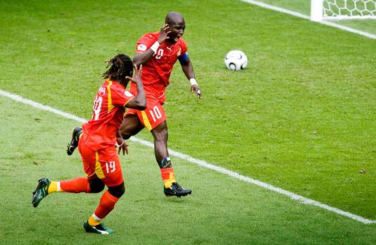 Stephen Appiah, Ghana, jubel med Razark Pimpong