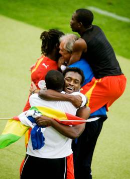  Derek Boateng, Ghana, och resten av laget jublar efter att de blivit klara för åttondelsfinal.