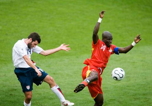  Ben Olsen, USA och Stephen Appiah, Ghana.