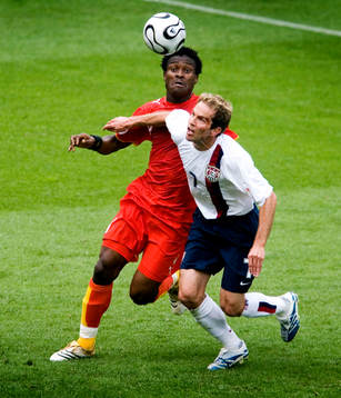 Derek Boateng, Ghana och Eddie Lewis, USA