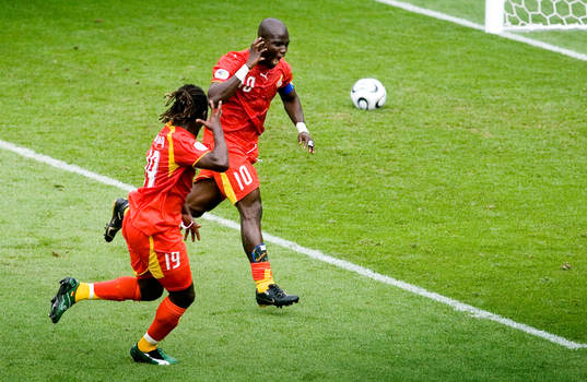  Stephen Appiah, Ghana, jubel med Razak Pimpong, efter 2-1 på straff.