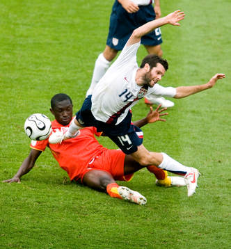 Ben Olsen, USA fälls av Matthew Amoah, Ghana.