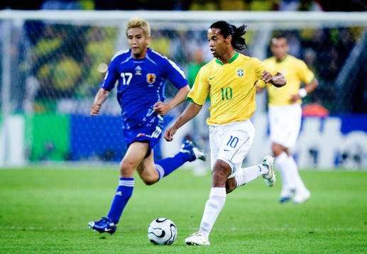  Ronaldinho, Brasilien driver boll. Junichi Inamoto, Japan jagar