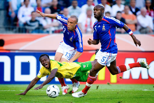 Yao Junior Senaya, Togo stoppas av Mikael Silvestre och