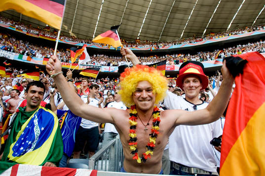 Glada tyskar på läktaren