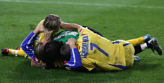  Oleksandr Shovkovskyi, Ukraina (Målvakt, Jubel)