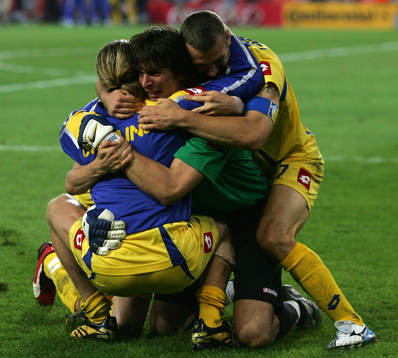  Oleksandr Shovkovskyi, Ukraina (Målvakt, Jubel)