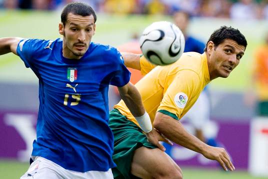  Gianluca Zambrotta, Italien och John Aloisi, Australien.