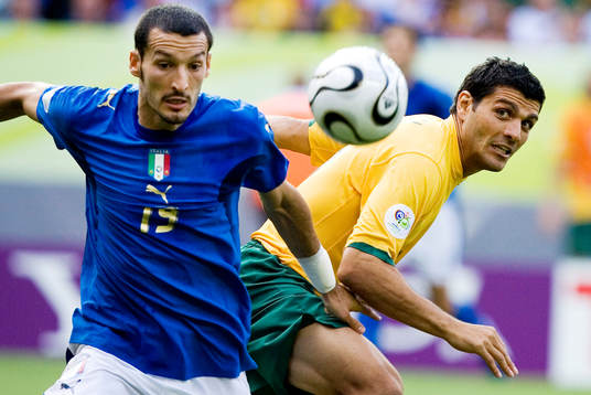  Gianluca Zambrotta, Italien och John Aloisi, Australien.