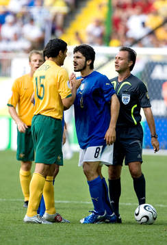  John Aloisi, Australien och Gennaro Gattusso, Italien. Luis Medina Cantalejo, domare från Spanien.