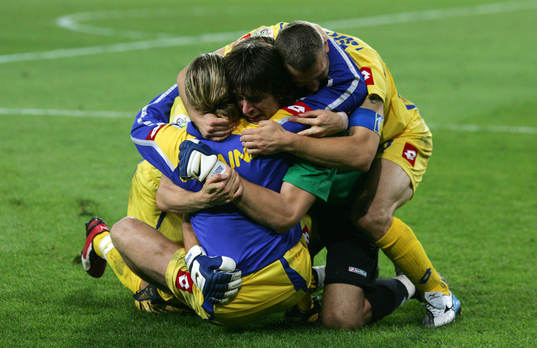  Oleksandr Shovkovskyi, Ukraina (Målvakt, Jubel)