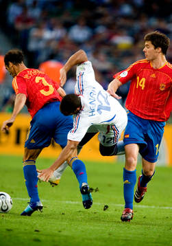 Thierry Henry, Frankrike stoppas av Mariano Pernia och Xabi