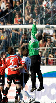 Fredrik Persson, målvakt, Trelleborg boxar ut bollen