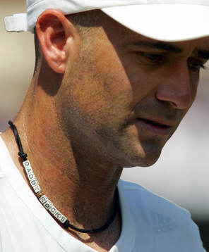 Andre Agassi, USA, med ett halsband från sin son med