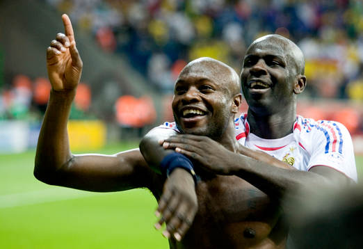  William Gallas och Lilian Thuram, Frankrike, jubel, efter segern mot Brasilien.