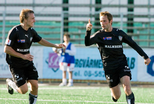 Fredrik Nordback (0-1) och matchvinnaren Lars Larsen,
