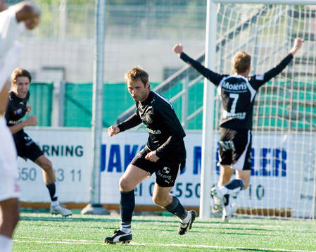 Matchvinnaren Lars Larsen, Örebro, jubel