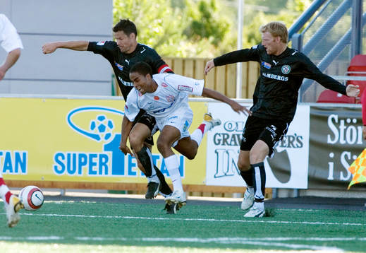 Patrick Amoah, Assyriska, stoppas av Thomas Andersson och