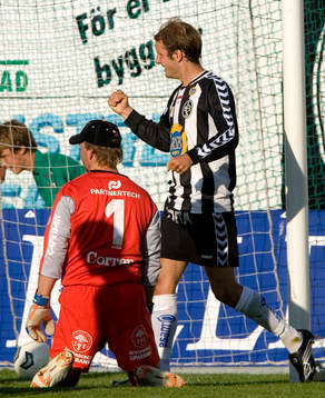  Henrik Gustavsson, målvakt, Åtvidaberg, på knä. Jubel, Landskrona.