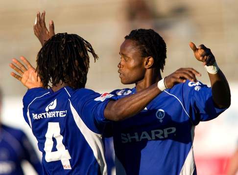  Blaise Mbemba (4) och Sheriff Suma, jubel.