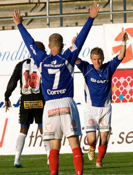 2-3, Målskytten, inhopparen Pontus Karlsson tackar Kristian Bergström för passningen. Jubel.