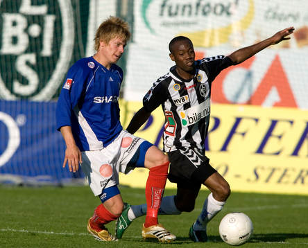  En Åtvidabergs-spelare dansar med Amuneke. 