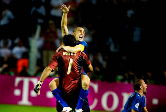 Fabi Cannavaro och Gianluigi Buffon (målvakt) jubel