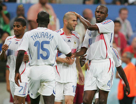  0-1 Jubel, Zinedine Zidane, Florent Malouda, Lilian Thuram, och  Patrick Vieira.