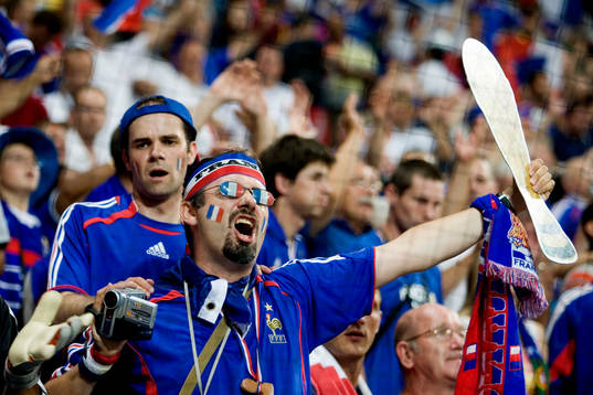 Glada fransmän i publiken. fans, supporter