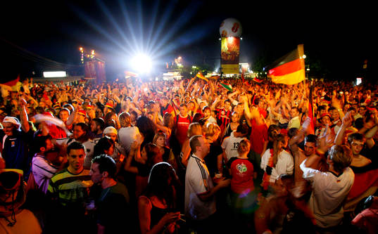 Fotboll, VM 2006, Hundratusen-tals fans, supporters, firade