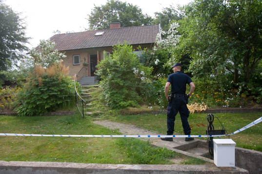Skottdrama, äldre man sköt från villa i Bjärnum