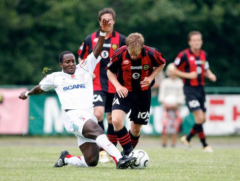 Ibrahim Atiku, Assyriska försöker nå bollen