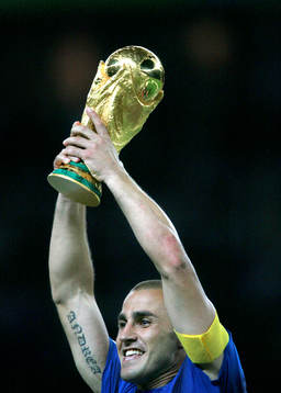  Fabio Cannavaro, Italien, höjer, VM-pokal, pokal, glädje, jubel, världsmästare, guld, buckla.