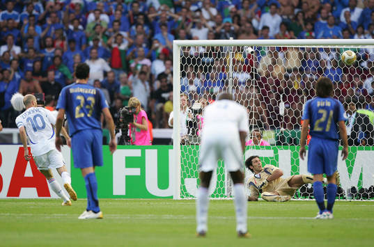 Zinedine Zidane gör 1-0 på straff