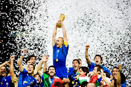 Fotboll, VM 2006, Final, VM-final, Italien, världsmästare, Fabio Cannavaro, lagkapten, Italien med VM- pokal, jubel, firande.