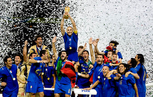 Fotboll, VM 2006, Final, VM-final, Italien, världsmästare, Fabio Cannavaro, lagkapten, Italien med VM- pokal, jubel, firande.