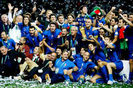 Fotboll, VM 2006, Final, VM-final, Italien, världsmästare, Fabio Cannavaro, Italien med VM- pokal, jubel, firande.